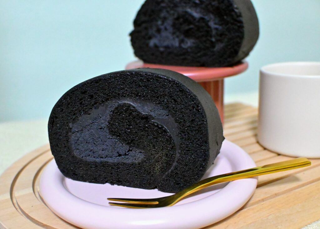 梅屋 黒いロールケーキ