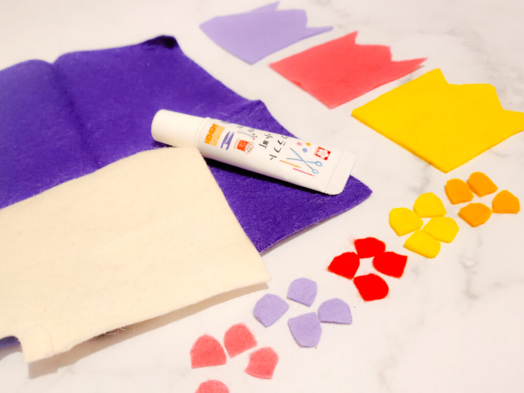 縫わないこいのぼりカット中の様子