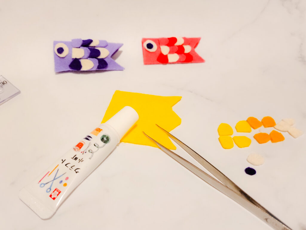 縫わないこいのぼり貼り付け作業