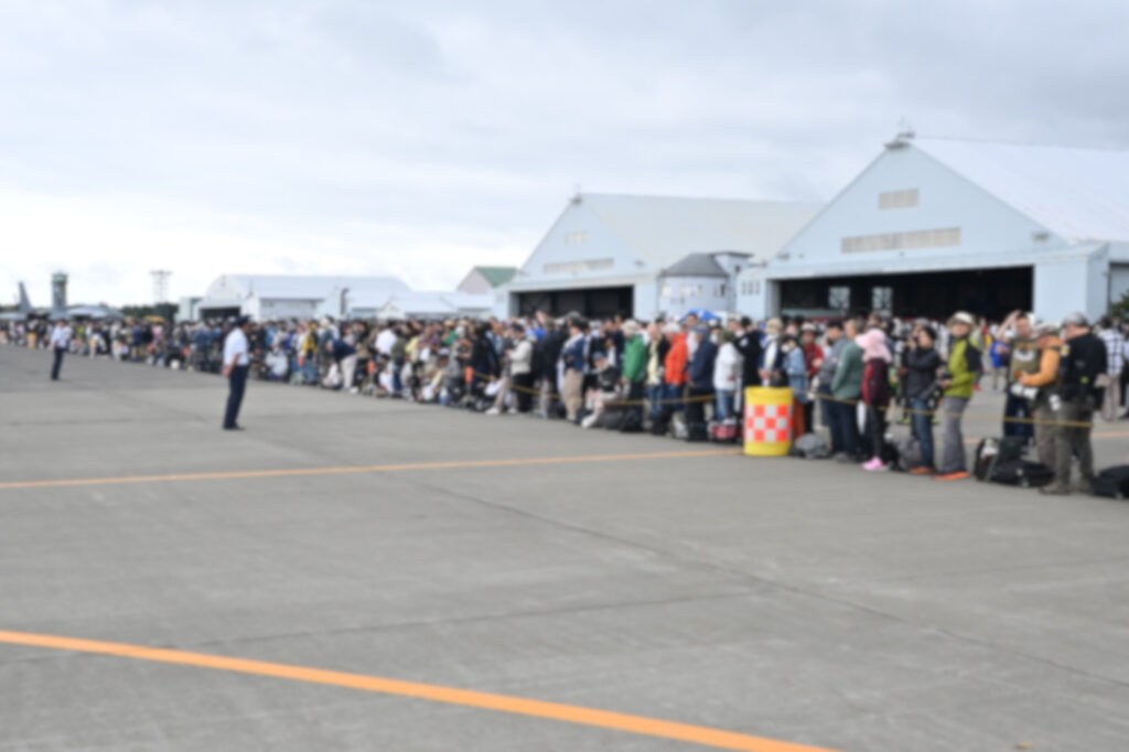 少しでも近くで見ようとする人々