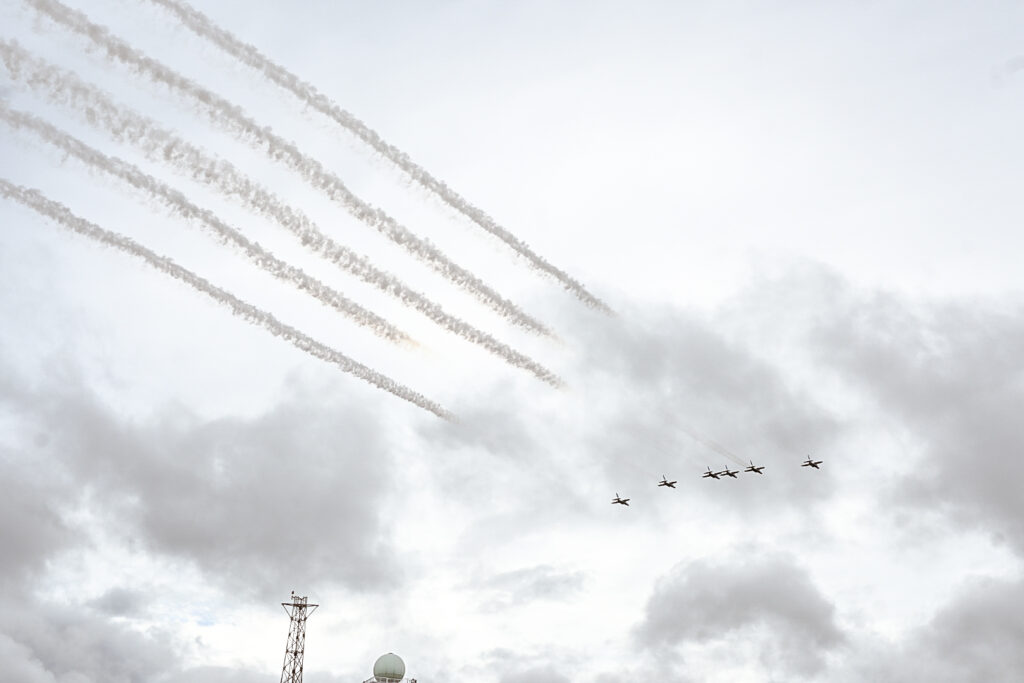 後方へ過ぎ去る迄じっと眺めてた