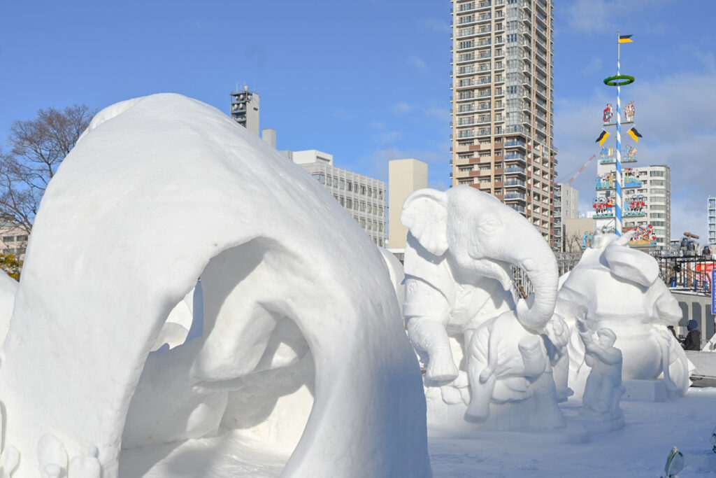 青空に映える雪像たち