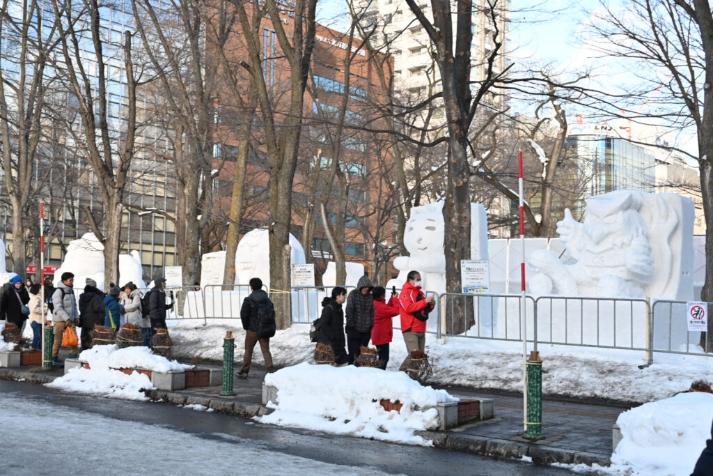 大通会場で市民雪像を観る人々