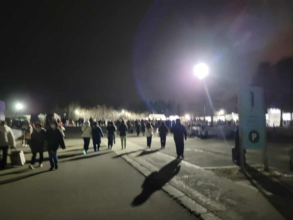 グッズ販売会場に向かう様子