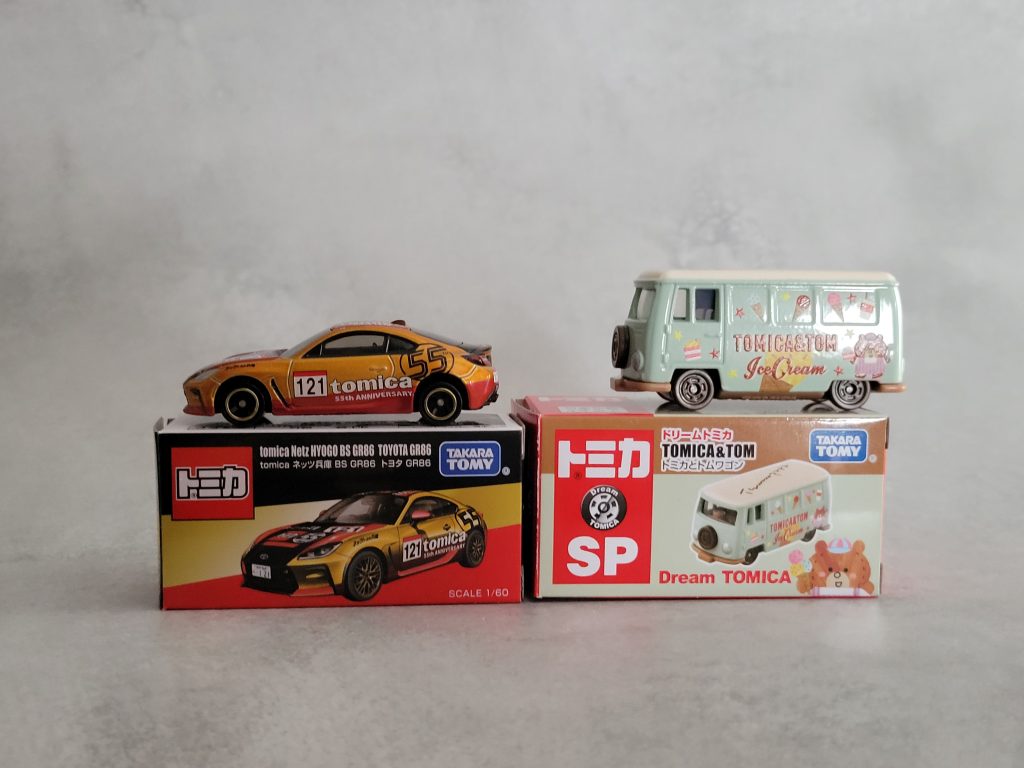 【左】ドリームトミカ「TOMICA & TOM アイスクリームワゴン」
【右】トミカ No.121 Netz HYOGO BS GR86（55周年記念モデル）