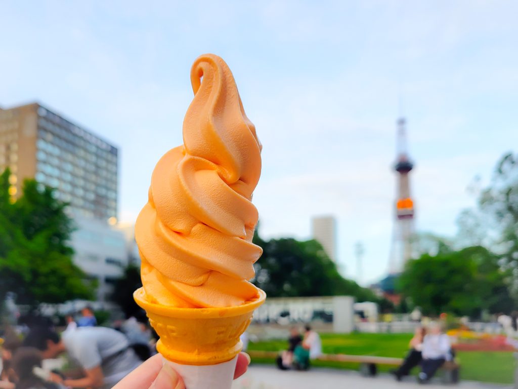 大通公園カフェテラス　夕張メロンソフトクリーム