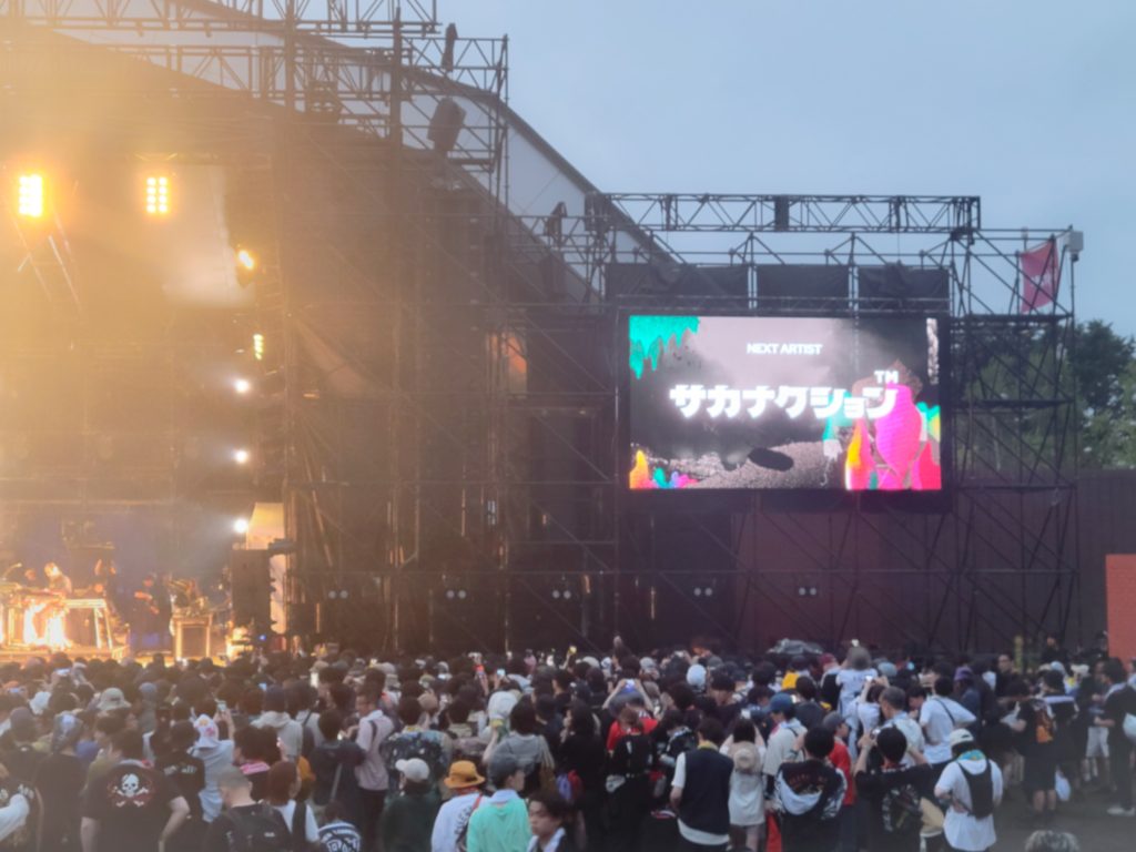 どんどん人が集まってくるローズステージ前方エリアの様子