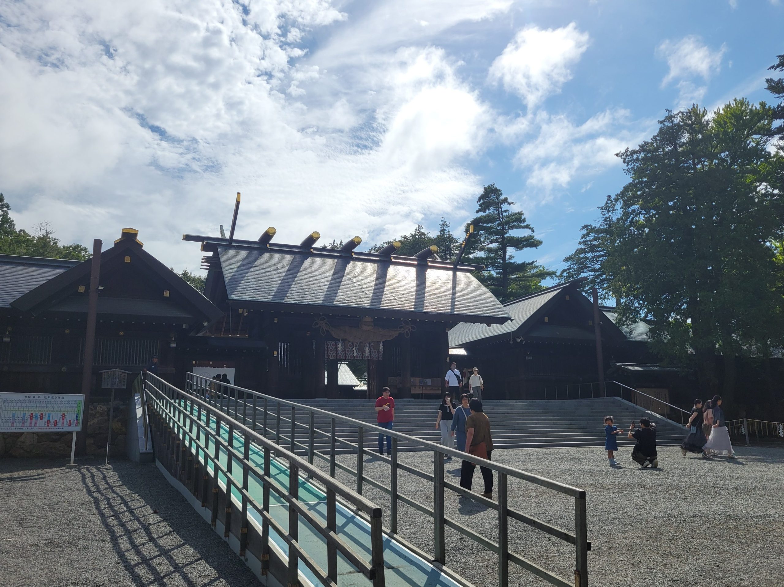 手水舎の辺りからみる本殿の方向